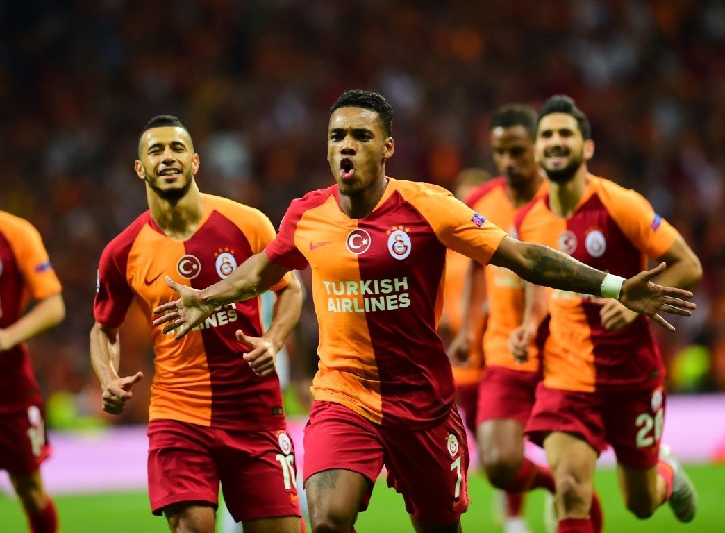 Valencia Rodrigues'i gözüne kestirdi !
