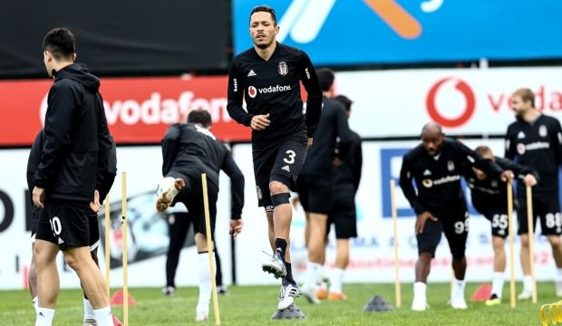 Adriano'dan Beşiktaş'a kötü haber !