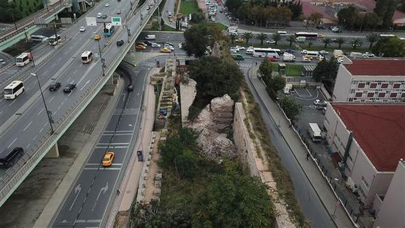 İstanbul'da tarihi sur çöktü