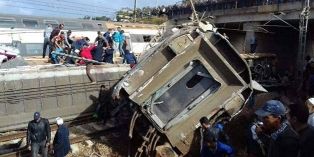 Fas'ta iki tren çarpıştı ! Feci görüntüler