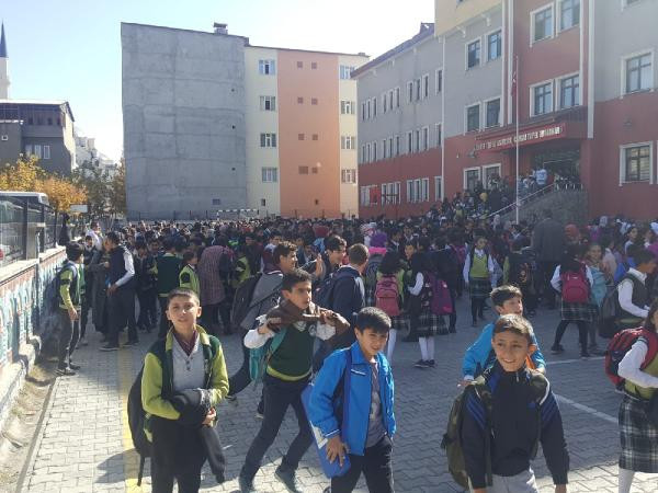 Ağrı'da korkutan deprem ! Okullar tatil edildi
