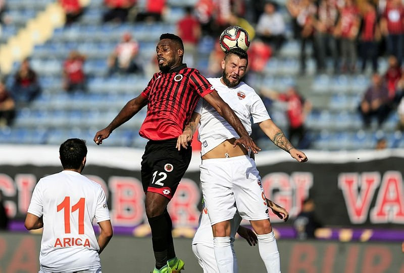 Gençlerbirliği - Adanaspor maçında korkutan sakatlık - Resim: 1