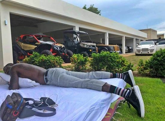 İşte Adebayor’un çılgın araba koleksiyonu !