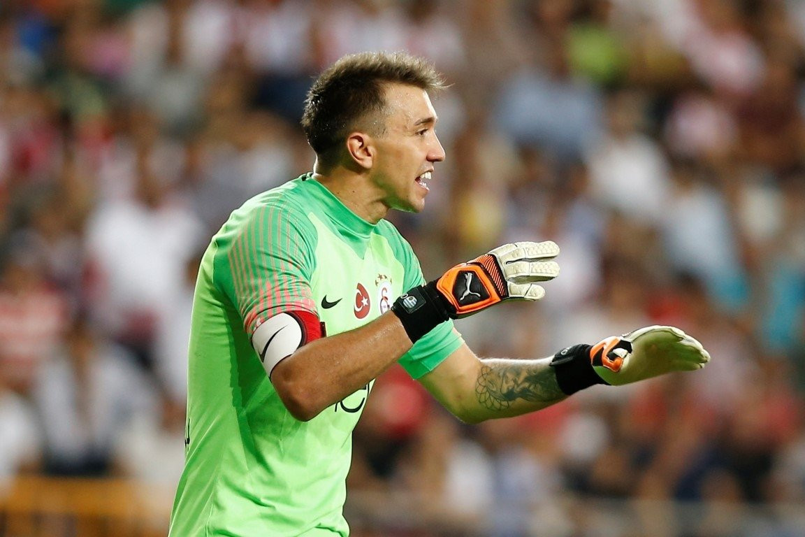 Muslera tarihe geçti !