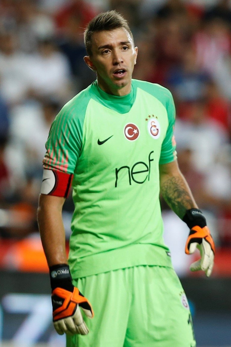 Muslera tarihe geçti !