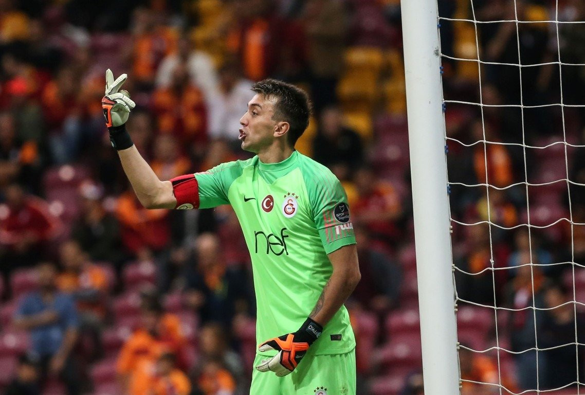 Muslera tarihe geçti !
