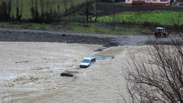Öğrenci otobüsü sel sularına kapıldı