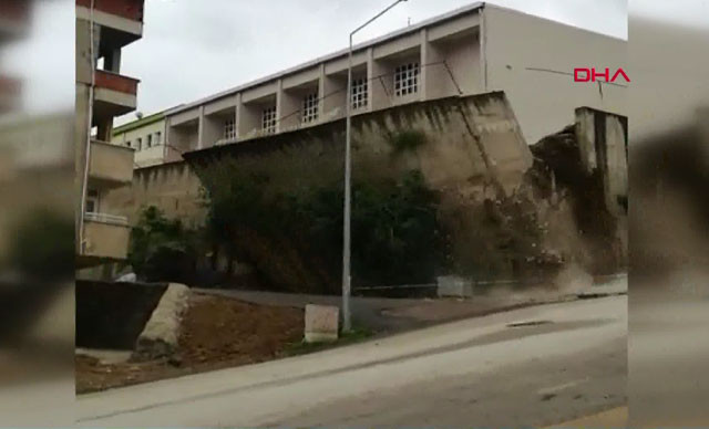 Lisenin istinat duvarı çöktü; okul boşaltıldı