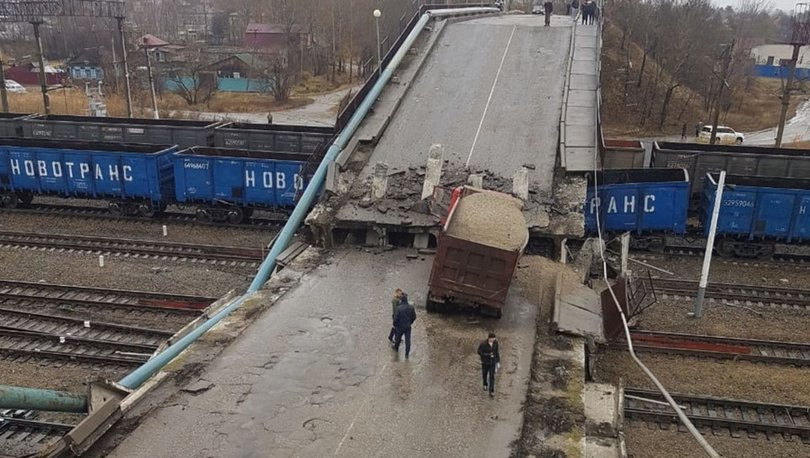 Rusya'da köprü tren yoluna çöktü