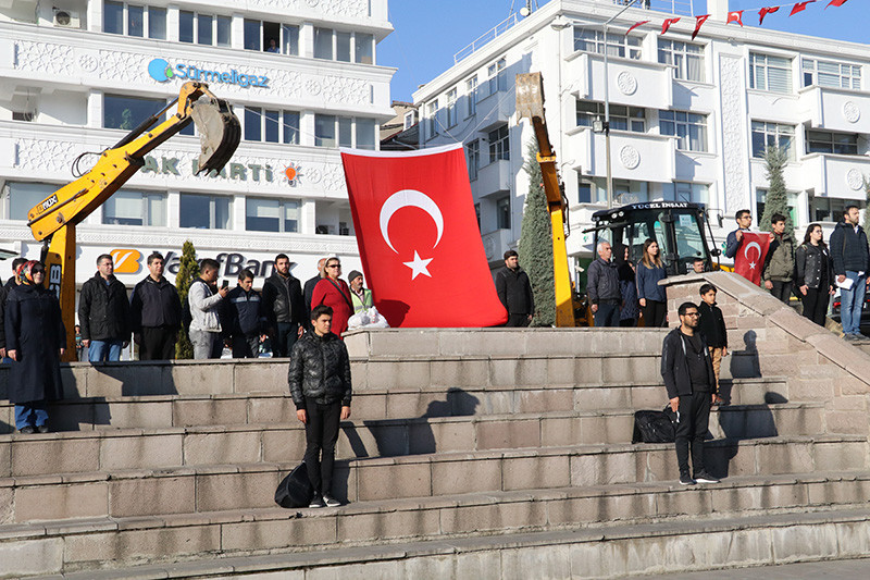 Saat 09:05'te tüm yurtta hayat durdu...