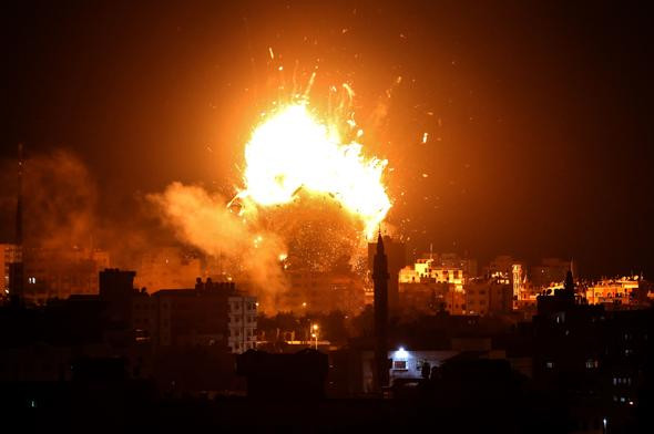 Gazze alev alev ! İsrail yine saldırdı: Ölü ve yaralılar var