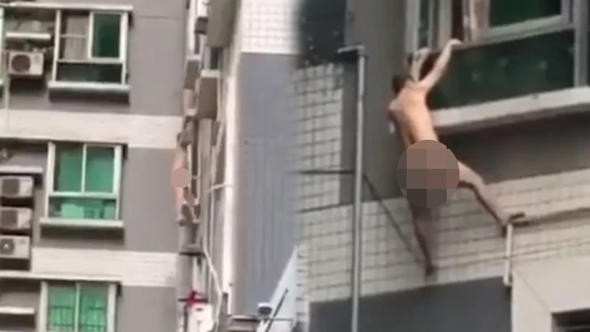 Aldatırken yakalanan adam çıplak halde 4. kattan düştü