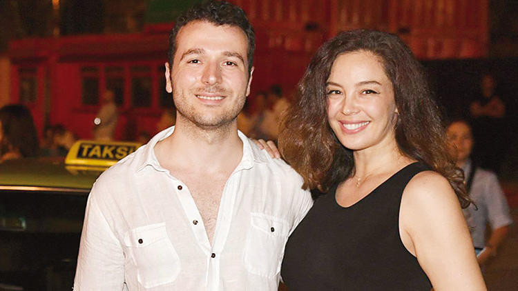 Dünya güzeli Azra Akın anne oldu