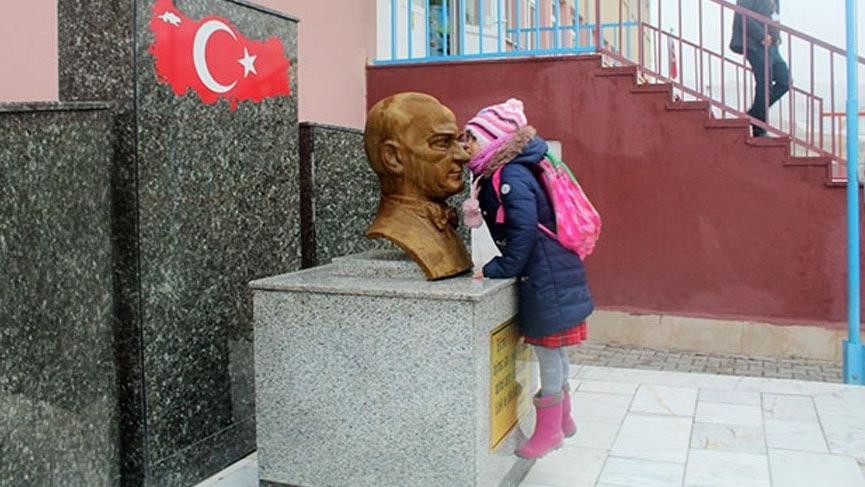 Atatürk'ün torunu kameralara yakalandı
