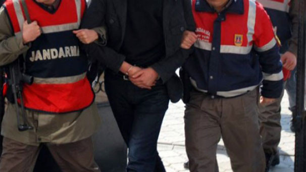 Annesini dövüp parmaklarını gözüne soktu
