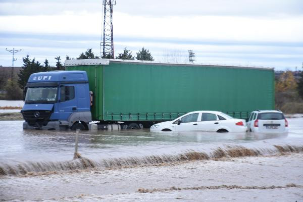 Edirne'de sel felaketi: Evleri, yolları su bastı, bir kişi kayboldu