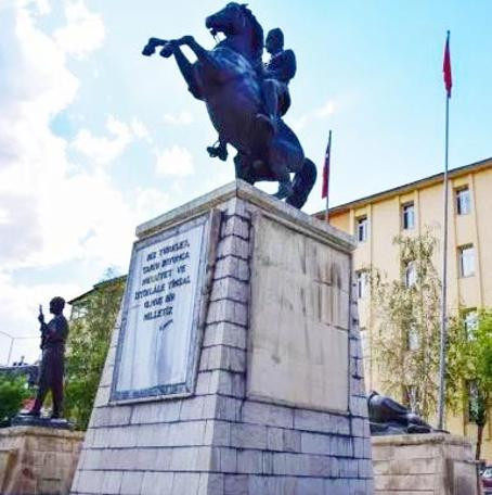 Saray Bahçesi için Atatürk heykelini kaldırdılar