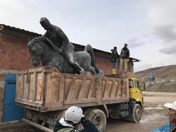 Saray Bahçesi için Atatürk heykelini kaldırdılar