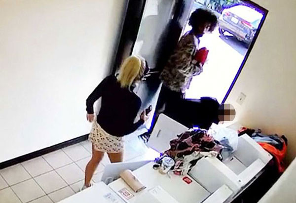 Ünlü modele taciz kamerada ! Arkasından geçerken...
