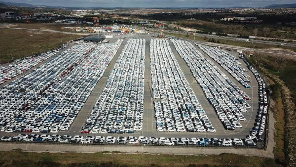 Otomotivde büyük sıkıntı: 100 bin araç gümrükte bekliyor ! 