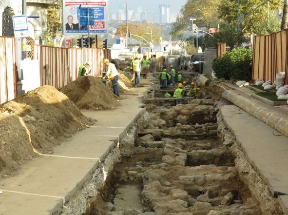 İstanbul'da asfaltın altından tarih fışkırdı
