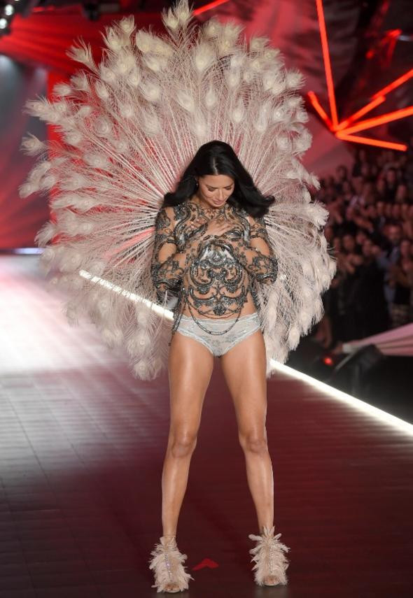 Adriana Lima gözyaşlarıyla veda etti
