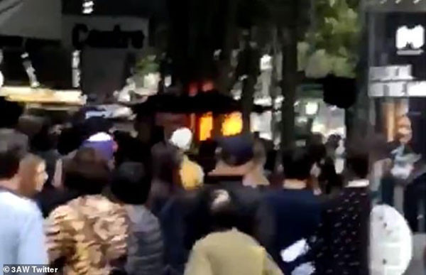 Korkunç saldırı kamerada: Kaldırımdaki yayaları ezip...