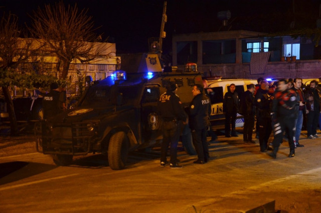 Adana gözaltı gerginliği ! Polise taş ve sopalarla saldırdılar