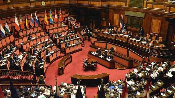 Ülke çalkalanıyor ! Parlamentoda seks skandalı