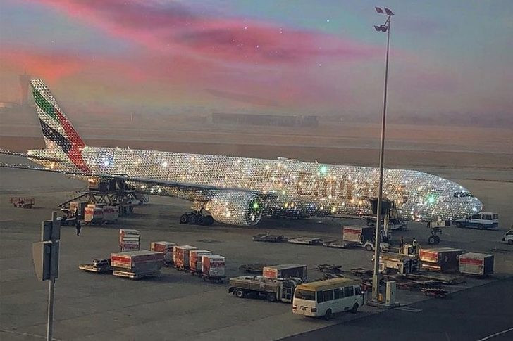 Emirates'in mücevher kaplı yolcu uçağı sosyal medyayı salladı