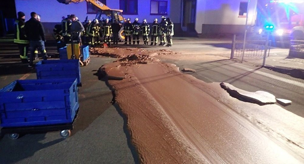 Depodaki çikolatalar sokaklara yayıldı