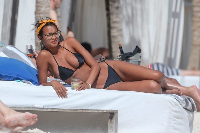 Meksika sahillerinde gözlüklü bir melek: Lais Ribeiro