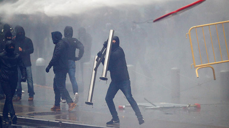 Brüksel karıştı ! Göstericilere polis müdahalesi