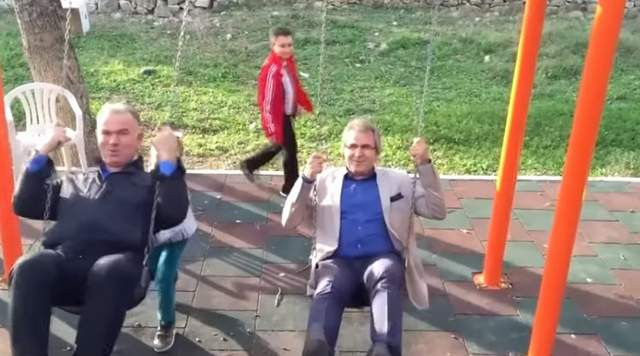Bandırma Belediyesi Belediye Başkanı Dursun Mirza'dan çocuklara hediye