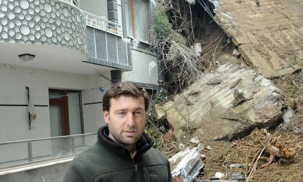 İstinat duvarı yıkılan 2 bina toprak altında kaldı