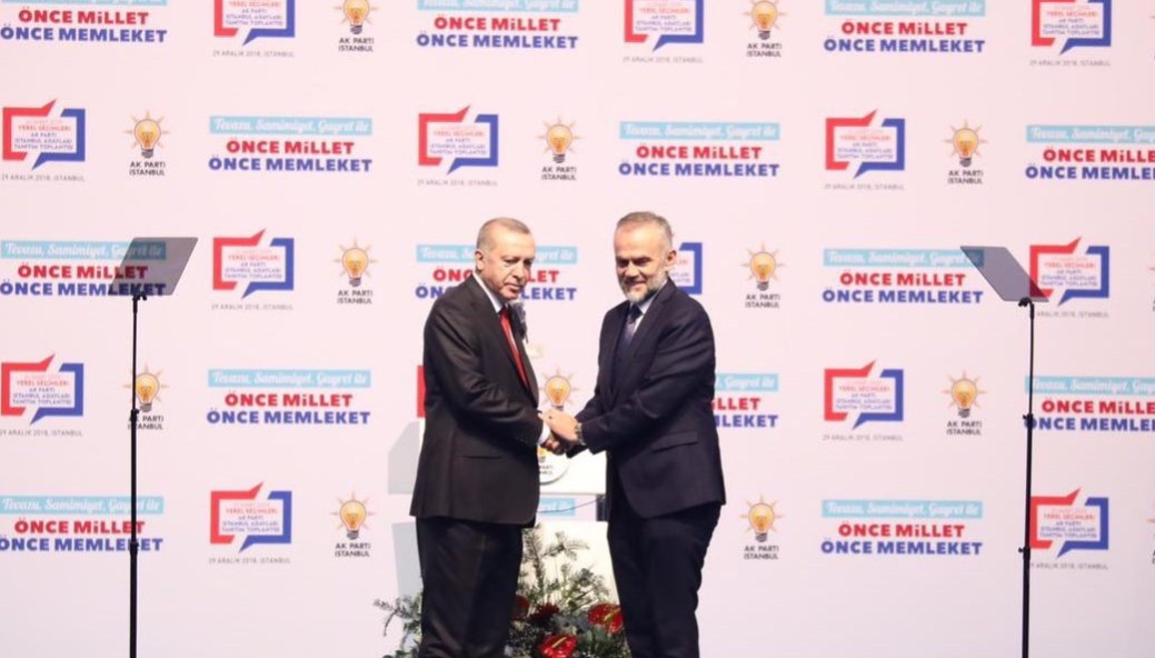 AK Parti'nin başkan adayı sahnede bayıldı - Resim : 1