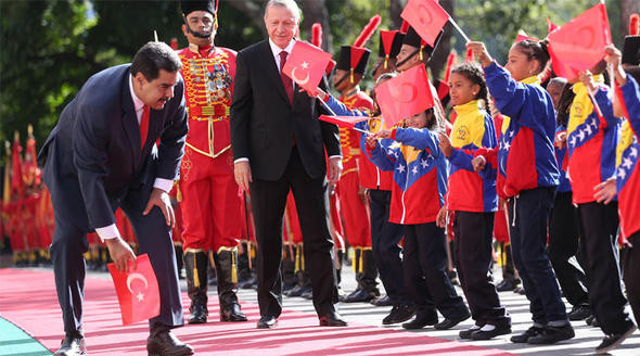 Maduro Türk bayrağını yerde görünce...