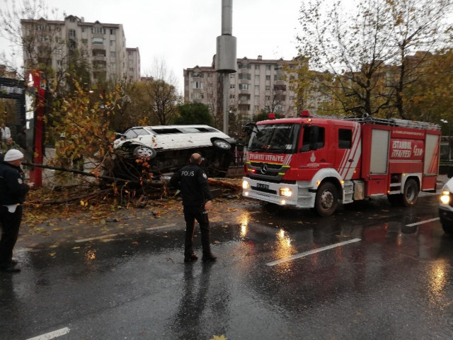 İstanbul'da servis minibüsü ağaca çarpıp devrildi: Yaralılar var - Resim : 1