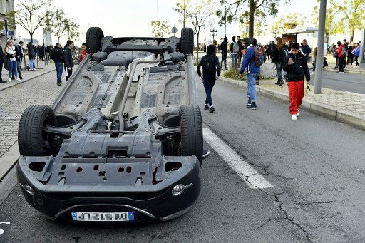 Fransa'da liseliler de sokağa indi: Yüzlerce gözaltı