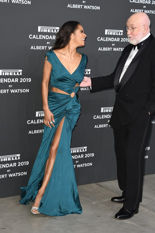 Pirelli 2019 takvim güzeli yırtmacına hakim olamayınca olanlar oldu