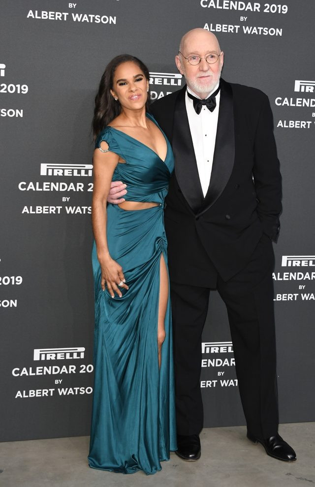 Pirelli 2019 takvim güzeli yırtmacına hakim olamayınca olanlar oldu