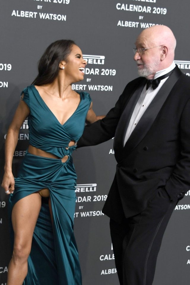 Pirelli 2019 takvim güzeli yırtmacına hakim olamayınca olanlar oldu