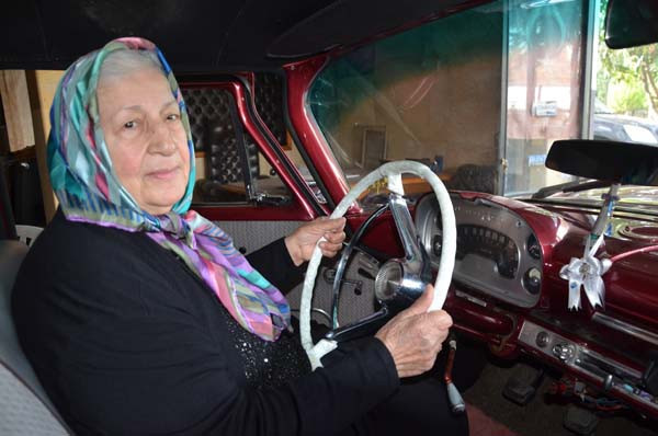 Kocasından mirası ''yer uçağı''na gözü gibi bakıyor