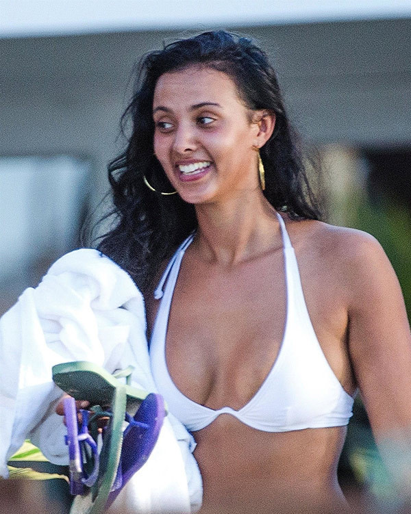 Maya Jama plajı yaktı !