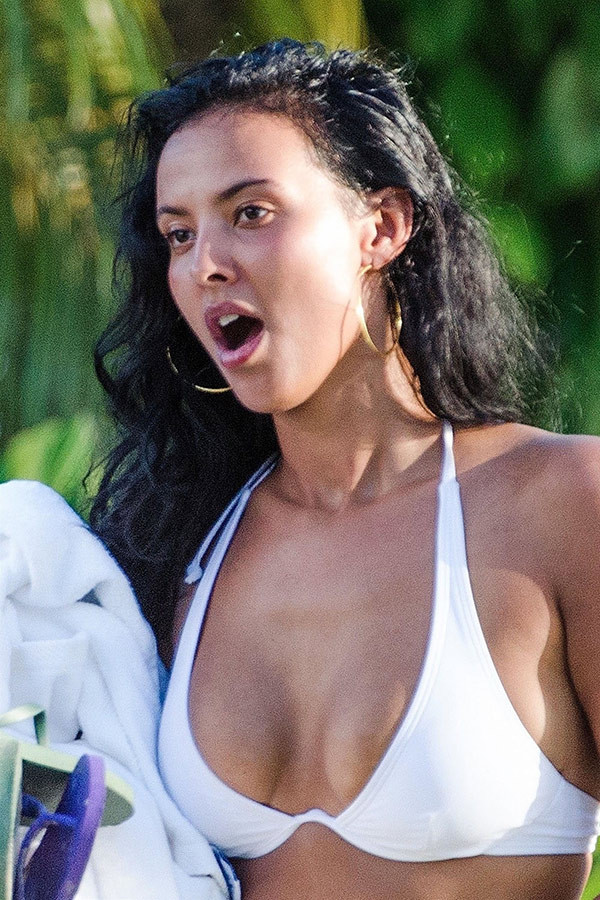 Maya Jama plajı yaktı !