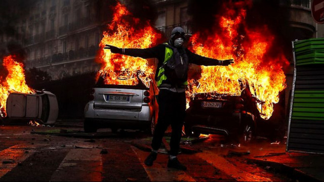 Paris'te Sarı Yelekler sokakta: 481 kişi gözaltında