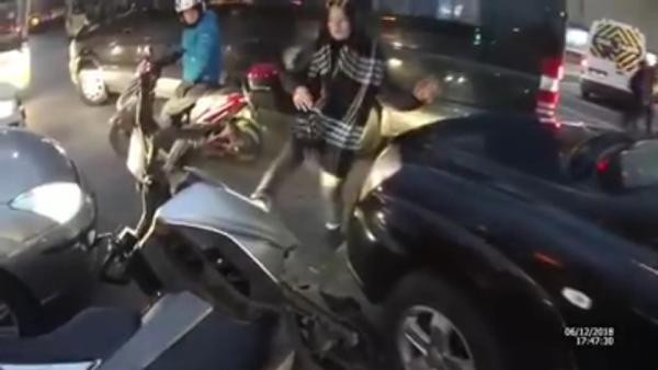 Karı-koca bir olup motosikletliye saldırdı - Resim : 3