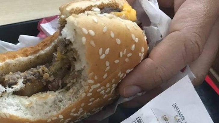 Ünlü Fast Food zincirinin hamburgerinden çıkan şoke etti