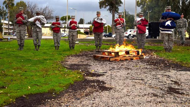 İncirlik'te ABD bayrağını yaktılar