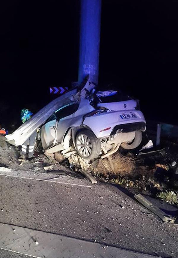 Otomobil demir direğe çarptı: 2 ölü